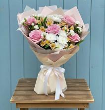 Букет цветов из:  Гвоздики, Орхидеи и Розы в Задоно-Кагальницкой