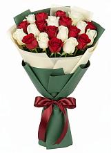 Букет Микс из красных и белых роз в Задоно-Кагальницкой