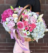 Композиция солнечный день в Задоно-Кагальницкой Цветочная композиция из Розы, Хризантемы, Пионы и Лизиантусы в корзине в Задоно-Кагальницкой
