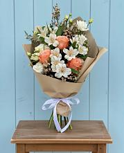 Букет цветов из:  Альстромерии, Лизиантусы, Розы и Хризантемы в Задоно-Кагальницкой