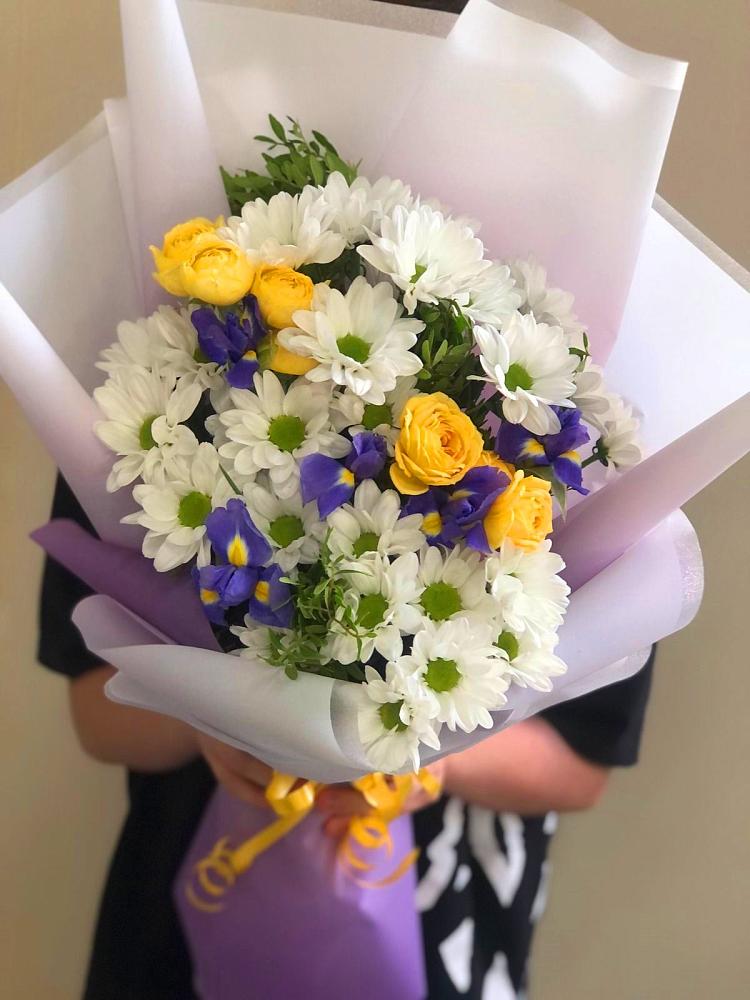 Букет цветов из: Ирисы, Хризантемы и Розы в Задоно-Кагальницкой