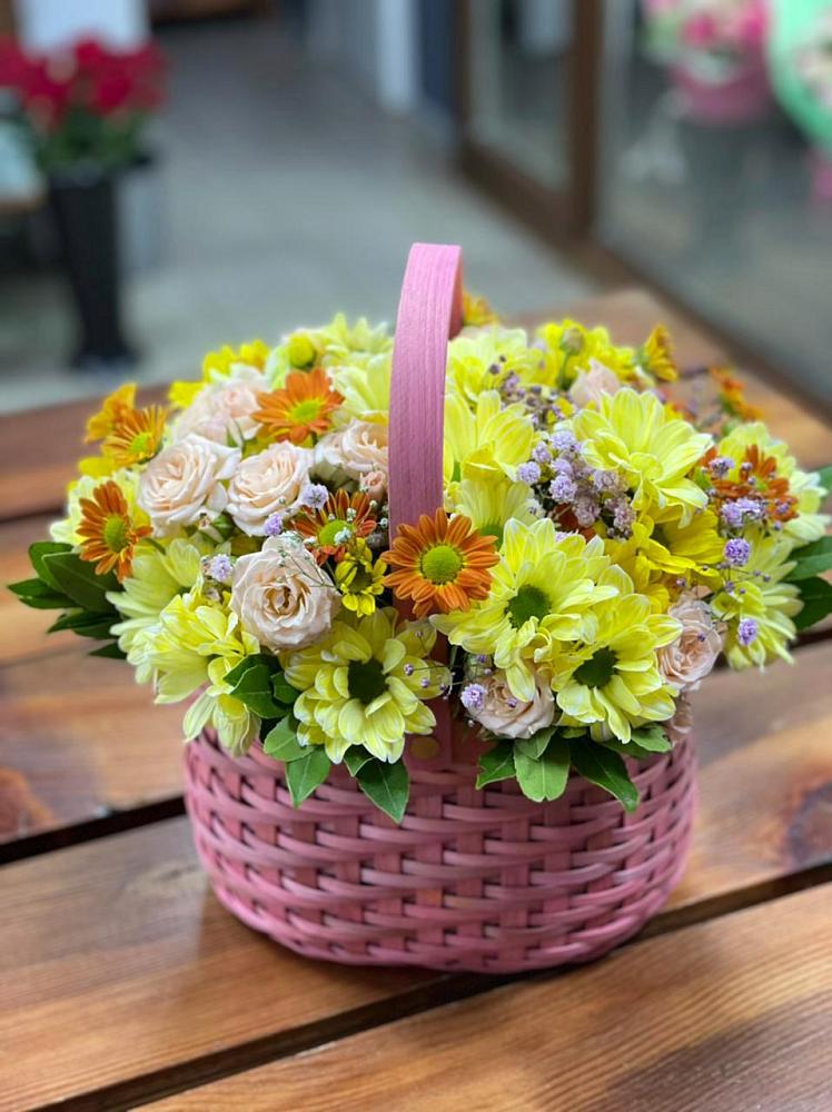 Цветочная композиция из Хризантемы и Розы в корзине в Задоно-Кагальницкой
