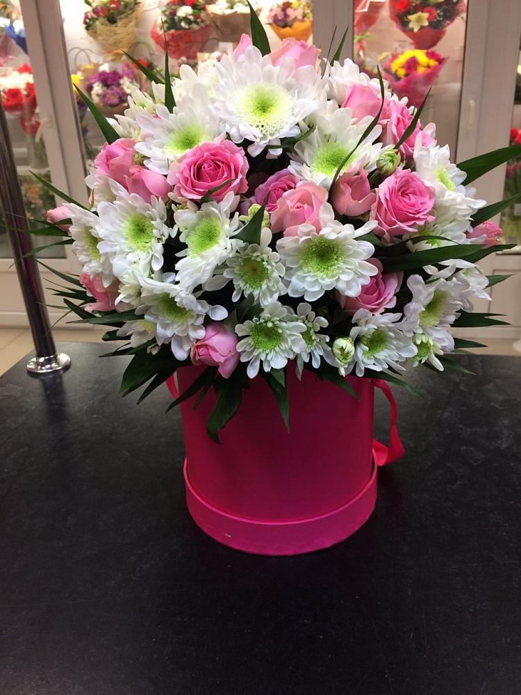 Цветочная композиция из Розы и Хризантемы в шляпной коробке в Задоно-Кагальницкой