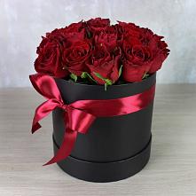 Цветочная композиция из Розы в шляпной коробке в Задоно-Кагальницкой