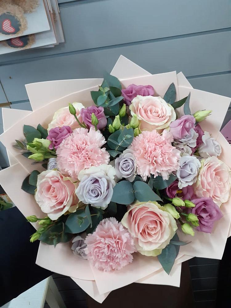 Букет цветов из: Розы, Гвоздики и Лизиантусы в Задоно-Кагальницкой