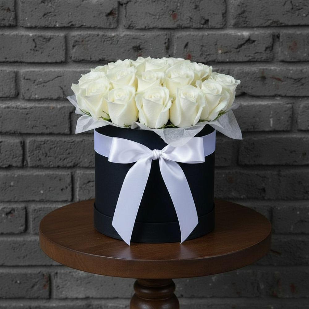 Цветочная композиция из Розы в шляпной коробке в Задоно-Кагальницкой