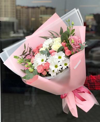 Букет цветов из: Розы, Лизиантусы и Хризантемы в Задоно-Кагальницкой
