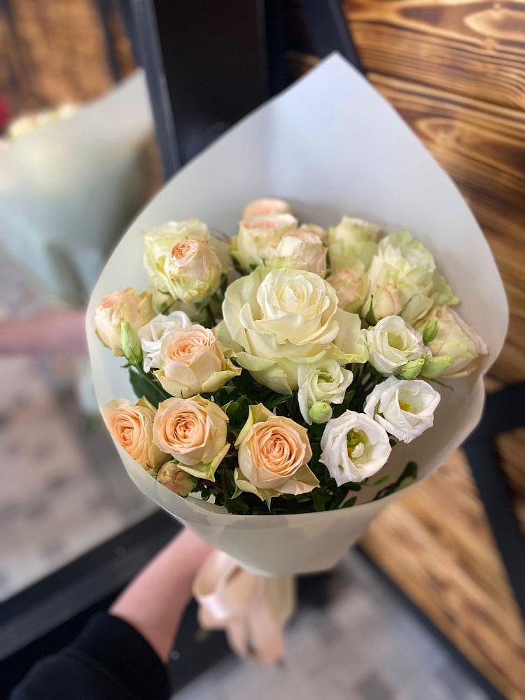 Букет цветов из: Розы и Лизиантусы в Задоно-Кагальницкой